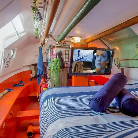 Polarstern - Unique Boatstay! *