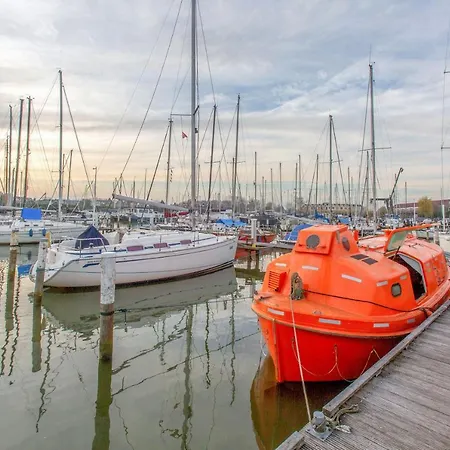 Polarstern - Unique Boatstay!
