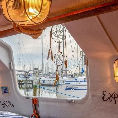Polarstern - Unique Boatstay! بوتيل