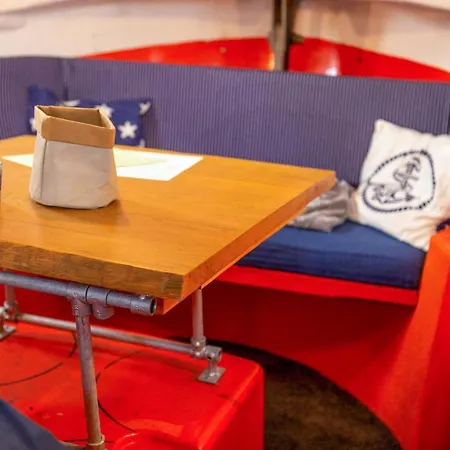 Polarstern - Unique Boatstay! بوتيل